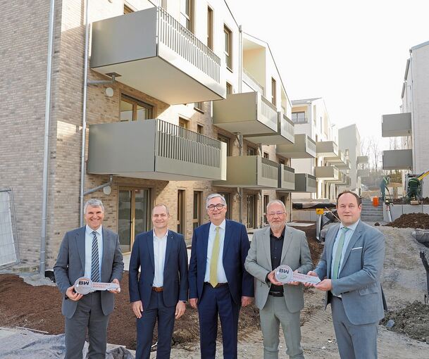 Bei der Übergabe der öffentlich geförderten Wohnungen (von links): Remsecks OB Dirk Schönberger, Carsten Schüler, Geschäftsführer der Bietigheimer Wohnbau (BW), Landrat Dietmar Allgaier, Andreas Veit vom Vorstand der Bürgergenossenschaft Wohnen und F