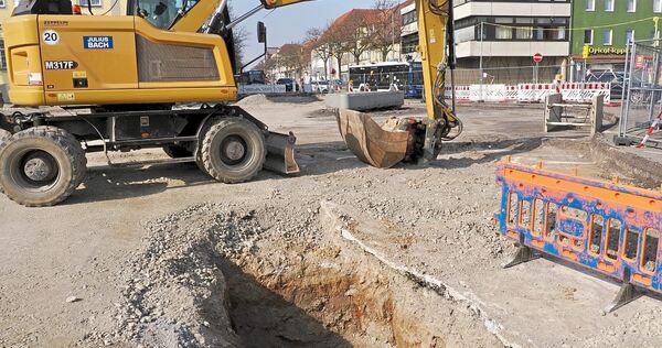 Die Bauarbeiten ruhen bisweilen. Wird zu wenig Tempo gemacht? Das vermuten LKZ-Leser. Bürgermeister Sebastian Mannl widerspricht.