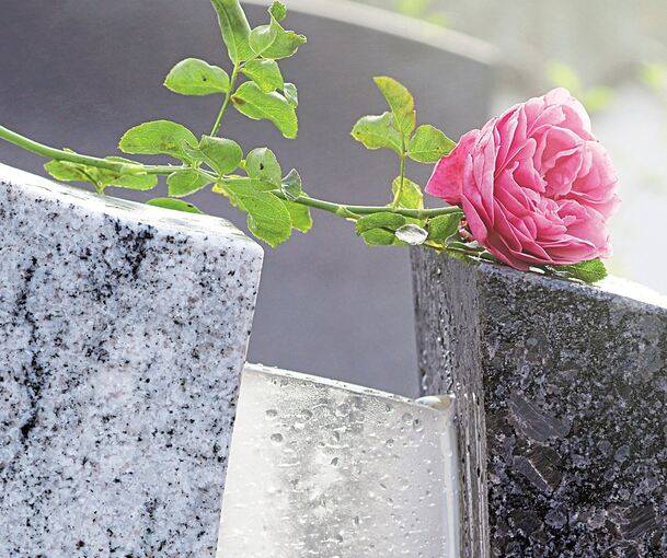 Steinmetzbetriebe übernehmen regelmäßige Kontrollen.