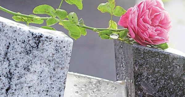 Steinmetzbetriebe übernehmen regelmäßige Kontrollen.