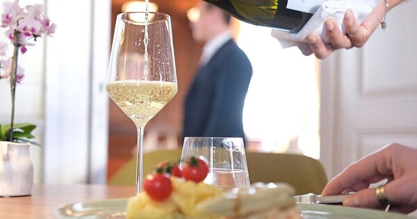 Kein Essen, sondern nur ein Glas Wein bestellen? Das ist nicht in jedem Restaurant gerne gesehen.