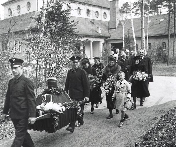Trauerprozession im Frühjahr 1942 auf dem Waldfriedhof in Stuttgart-Degerloch: Die Frau hinter dem hinteren Sargträger ist die Witwe Margarete Bosch-Wörz, die zweite Ehefrau von Robert Bosch. Der Junge im hellen Mantel ist Sohn Robert (aus zweiter Eh