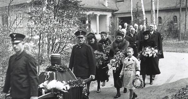 Trauerprozession im Frühjahr 1942 auf dem Waldfriedhof in Stuttgart-Degerloch: Die Frau hinter dem hinteren Sargträger ist die Witwe Margarete Bosch-Wörz, die zweite Ehefrau von Robert Bosch. Der Junge im hellen Mantel ist Sohn Robert (aus zweiter Eh