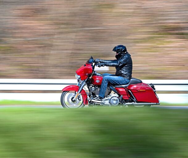 Ein Motorradfahrer hat sich eine Verfolgung mit der Polizei geliefert.