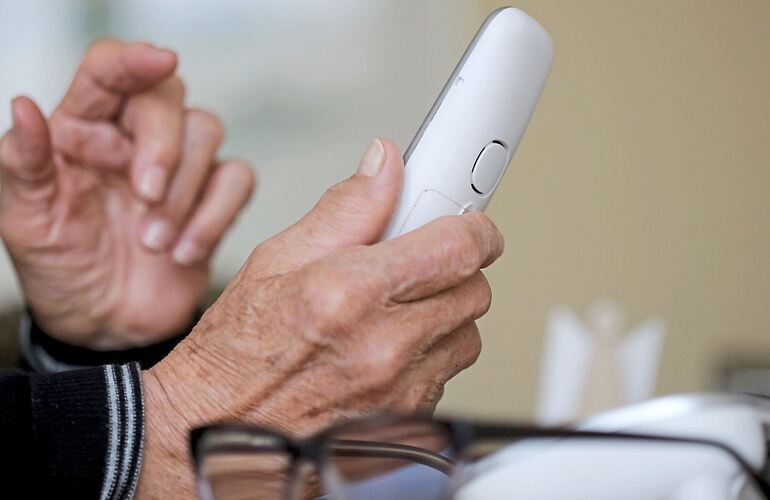 Trickbetrüger melden sich oft per Telefon.