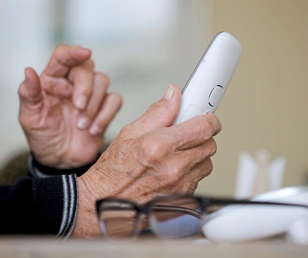 Die Betrüger haben sich per Telefon gemeldet. Die Betrüger haben sich per Telefon gemeldet.