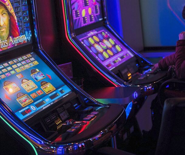 Die Einbrecher haben Spielautomaten aufgebrochen und das Geld gestohlen. Die Einbrecher haben Spielautomaten aufgebrochen und das Geld gestohlen.