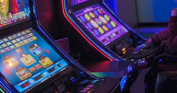 Die Einbrecher haben Spielautomaten aufgebrochen und das Geld gestohlen.