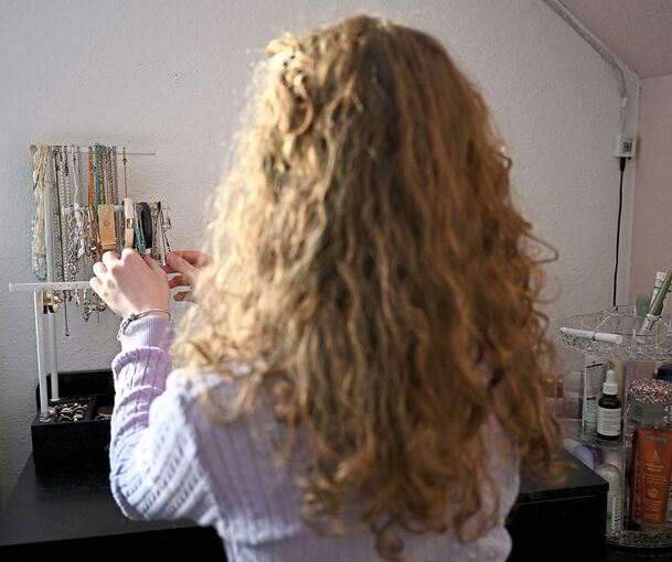 Eine Unbekannte hat einer Seniorin Schmuck gestohlen.