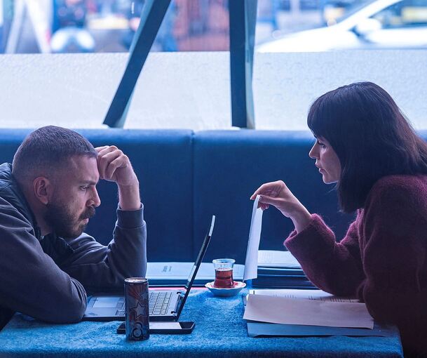 Spannend – und jetzt auch preisgekrönt: Das neue Ermittlerduo Hamza Kulina (Edin Hasanovic) und Maryam Azadi (Melika Foroutan) in der ersten Folge „Dunkelheit“.