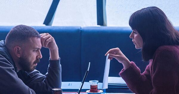 Spannend – und jetzt auch preisgekrönt: Das neue Ermittlerduo Hamza Kulina (Edin Hasanovic) und Maryam Azadi (Melika Foroutan) in der ersten Folge „Dunkelheit“.