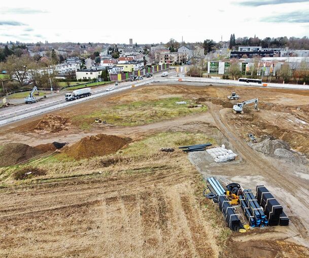Blick auf den Bereich Moldengraben: Hier werden derzeit Leitungen für die Erweiterung des Gewerbegebiets verlegt. Links im Bild die Aldinger Straße, die derzeit verengt ist.