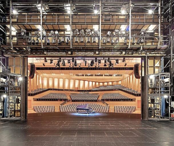 Blick von der Bühne in den Theatersaal: Das Forum soll ab September 2027 zur Baustelle werden.