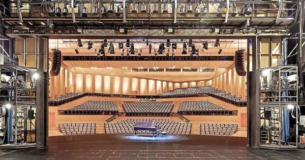 Blick von der Bühne in den Theatersaal: Das Forum soll ab September 2027 zur Baustelle werden.