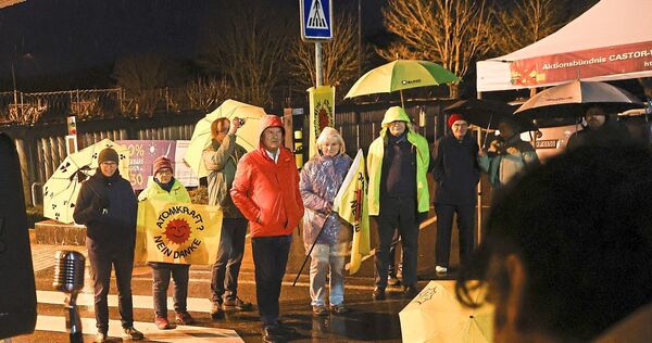 Um die 25 Demonstranten versammelten sich in Neckarwestheim.