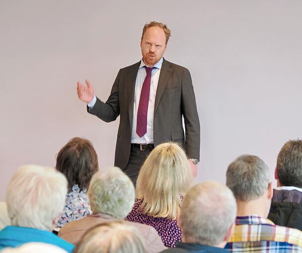 Felix Lüth von der Kanzlei Lüth & Lüth in seinem Vortrag „Vorsorge und Vollmachten“.