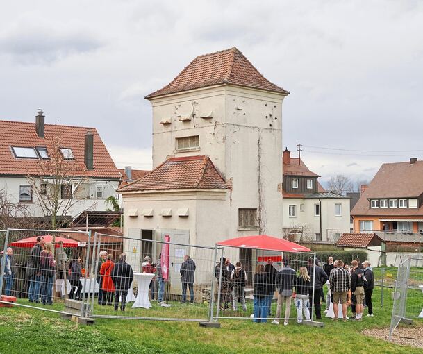 Wohnen auf der grünen Wiese im Westen Ludwigsburgs: Im ehemaligen Trafoturm, Baujahr 1931, soll nach Jahren der Planung und des Wartens nun Wohnraum entstehen.