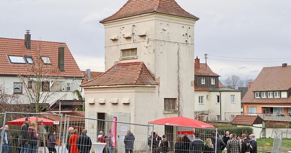 Wohnen auf der grünen Wiese im Westen Ludwigsburgs: Im ehemaligen Trafoturm, Baujahr 1931, soll nach Jahren der Planung und des Wartens nun Wohnraum entstehen.