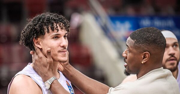 Infolge vieler Verletzungen gefragter denn je: Lenny Anigbata (links) wird von Kapitän Yorman Polas Bartolo geherzt.