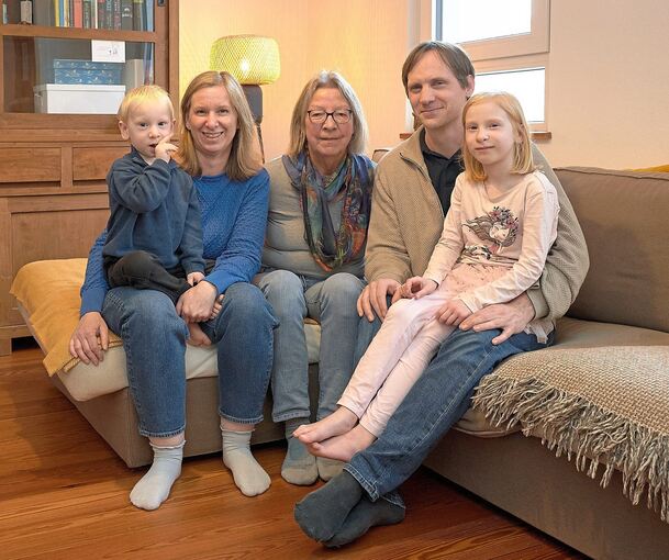 Anja und Christian Stein mit ihren Kindern und Patenoma Ruth Sucker.
