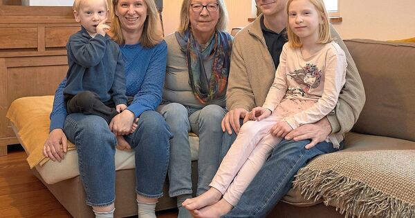 Anja und Christian Stein mit ihren Kindern und Patenoma Ruth Sucker.
