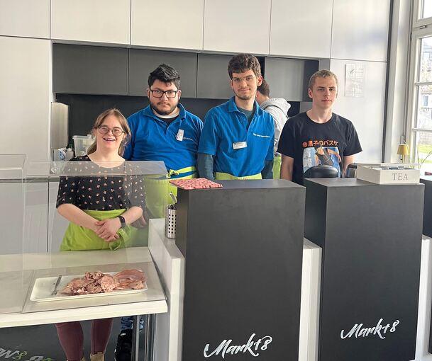 Ein starkes inklusivers Team, das im Cafe L‘ink erfolgreich Hand in Hand arbeiten.