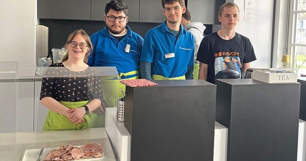 Ein starkes inklusivers Team, das im Cafe L‘ink erfolgreich Hand in Hand arbeiten.