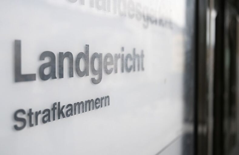 Beginn Prozess um Sex-Fallen