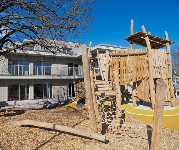 Blick auf das neue Kinderhaus Halli-Galli verfügt und den Außenbereich mit Spielgeräten.