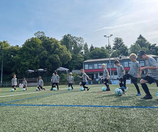 So macht Kicken im WM-Jahr gleich noch mal so viel Spaß: Die U+U-Fußball-Camps starten in die neue Saison.