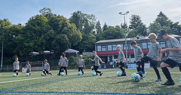 So macht Kicken im WM-Jahr gleich noch mal so viel Spaß: Die U+U-Fußball-Camps starten in die neue Saison.