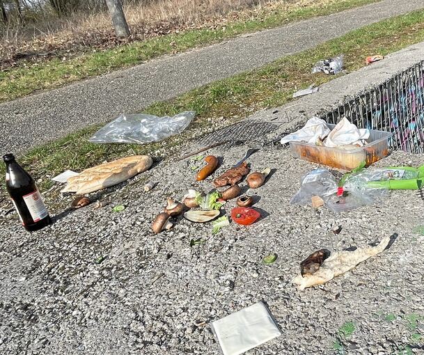 Flaschen, Würstchen und Salat – alles bleibt liegen.