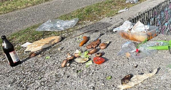 Flaschen, Würstchen und Salat – alles bleibt liegen.