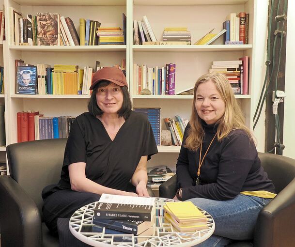 Shakespeare im Blick – aber auch viele Sorgen: Intendantin Christine Hofer (links) und Geschäftsführerin Susanne Schmidt starten in ihre dritte Saison beim Theatersommer.