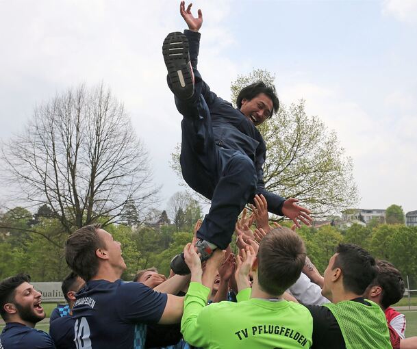 Bekannt aus goldeneren Zeiten des TVP: Marvin Villanueva wird nach der Bezirksliga-Meisterschaft 2016 gefeiert.