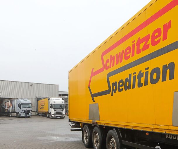 Das Logo der Ludwigsburger Spedition Schweitzer auf einem Lkw.