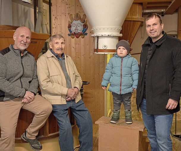 Vier Generationen auf einem Bild (von links): Wolfgang, Gerhard, Sam und Tobias Fessler vor historischen Arbeitsgeräten wie Schrotgang und Kleiekotzer, die heute noch benutzt werden.