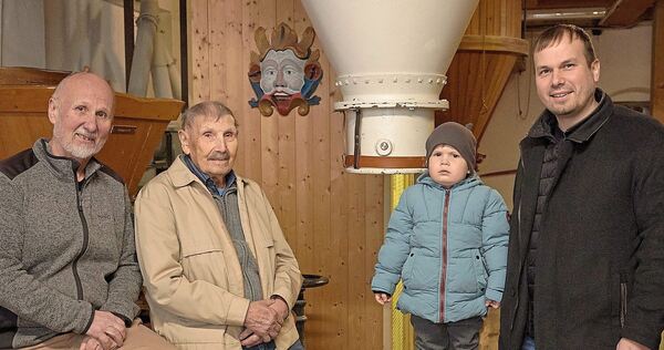 Vier Generationen auf einem Bild (von links): Wolfgang, Gerhard, Sam und Tobias Fessler vor historischen Arbeitsgeräten wie Schrotgang und Kleiekotzer, die heute noch benutzt werden.