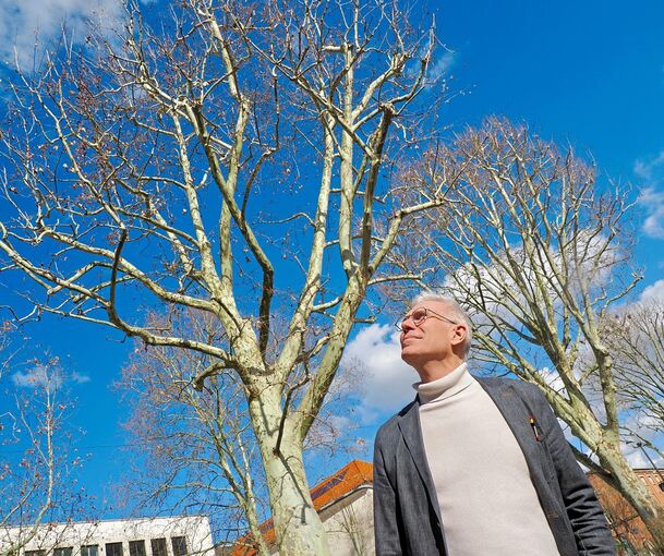 Für Schulleiter Ulrich von Sanden gehört der Blick nach oben in diesen Tagen dazu.