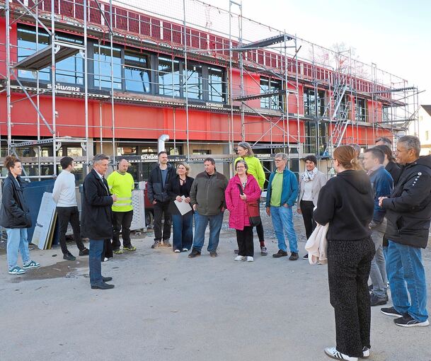 Der Gemeinderat bei der Besichtigung des neuen Feuerwehrhauses, das im September bezugsfertig sein soll.