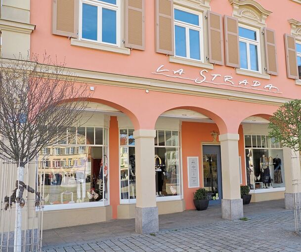 In einem denkmalgeschützten Gebäude am Marktplatz befindet sich das Modegeschäft „La Strada“
