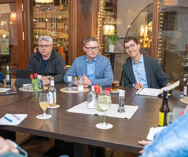 Ein Dutzend Bürger verfolgten in Berne’s Weinbar das Gespräch mit Florian Bargmann. Daniel Christen (rechts) moderierte.