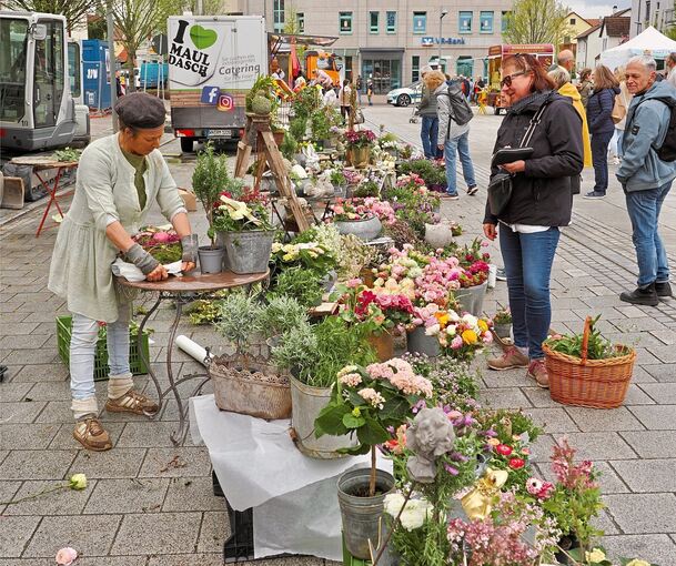 Blumen gibt es bei Frühlingsmärkten – hier zum Beispiel in Tamm – genug.