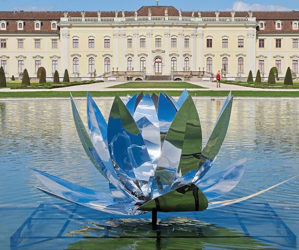 Eine überdimensionale Seerose aus Metall ist im Südgarten-See erblüht und zieht die Blicke auf sich.