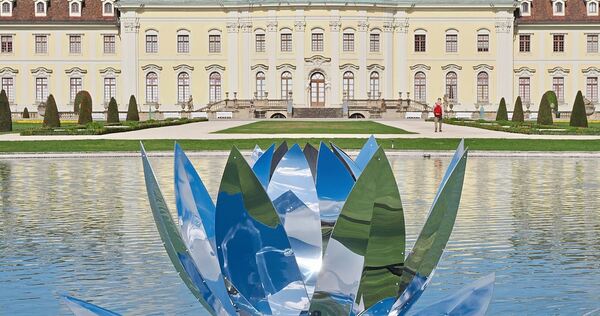 Eine überdimensionale Seerose aus Metall ist im Südgarten-See erblüht und zieht die Blicke auf sich.