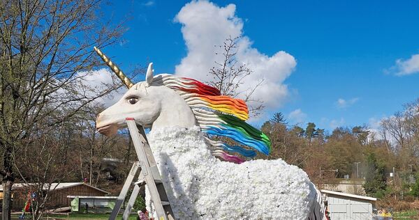 Floral geschmückte Figuren sind im Blühenden Barock zu sehen.