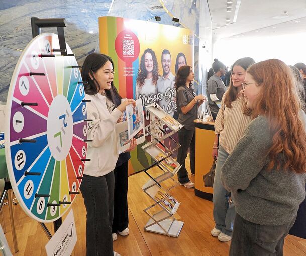 Um künftige Azubis anzulocken, lassen sich die Betriebe auf der „Bam“ einiges einfallen: Glücksräder, Goodies und die Möglichkeit, selbst anzupacken.