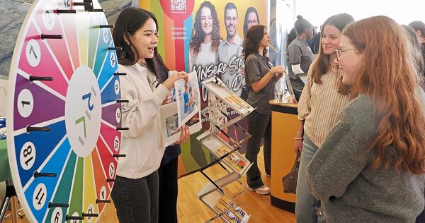Um künftige Azubis anzulocken, lassen sich die Betriebe auf der „Bam“ einiges einfallen: Glücksräder, Goodies und die Möglichkeit, selbst anzupacken.