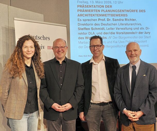 Sandra Richter, Direktorin des Deutschen Literaturarchivs, Steffen Schmidt, Leiter Verwaltung, der Marbacher Bürgermeister Jan Trost sowie Kai-Uwe Peter, Präsident der Deutschen Schillergesellschaft, sind begeistert vom Siegerentwurf.
