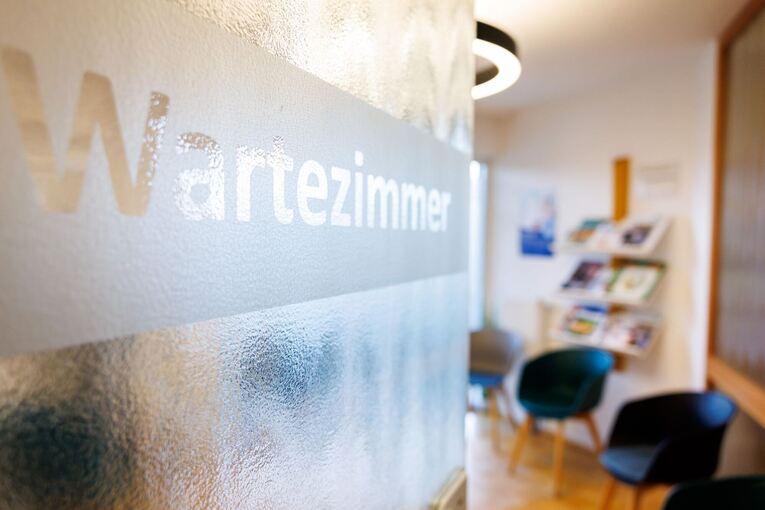 Wartezimmer in Hausarztpraxis Wartezimmer in Hausarztpraxis